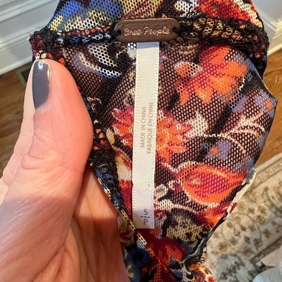 FREE PEOPLE Boho floral cropped top mock neck open back size small - Picture 7 of 10